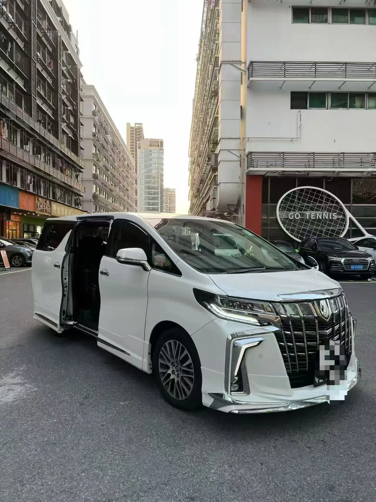 白色7座丰田埃尔法跨境包车外观